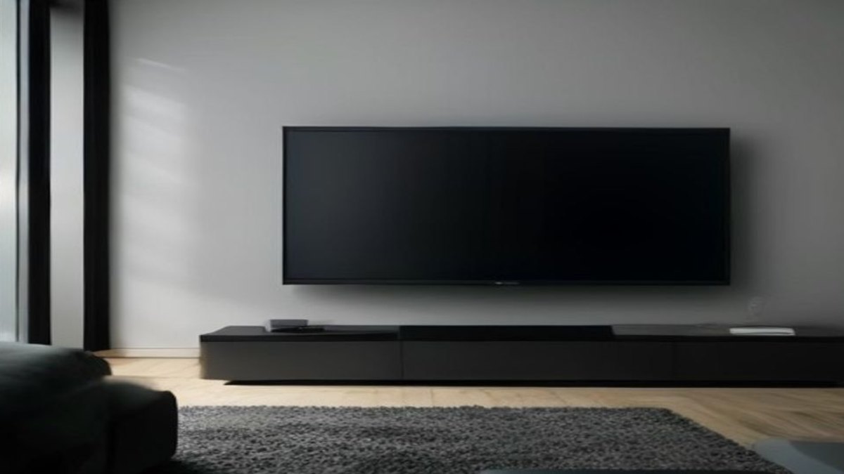 Smart TV LG em ambiente escuro exibindo um aplicativo de IPTV com guia de programação