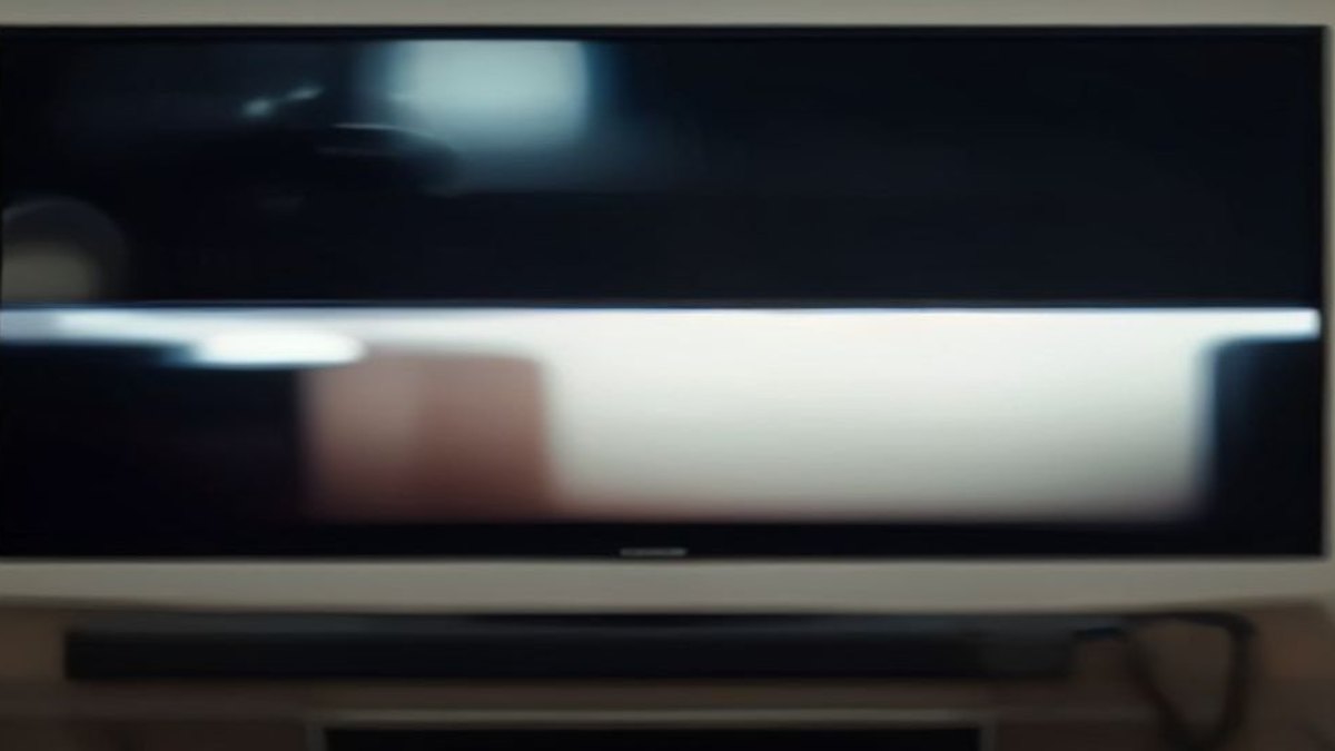 Fire TV Stick conectado a uma TV com interface de IPTV em destaque