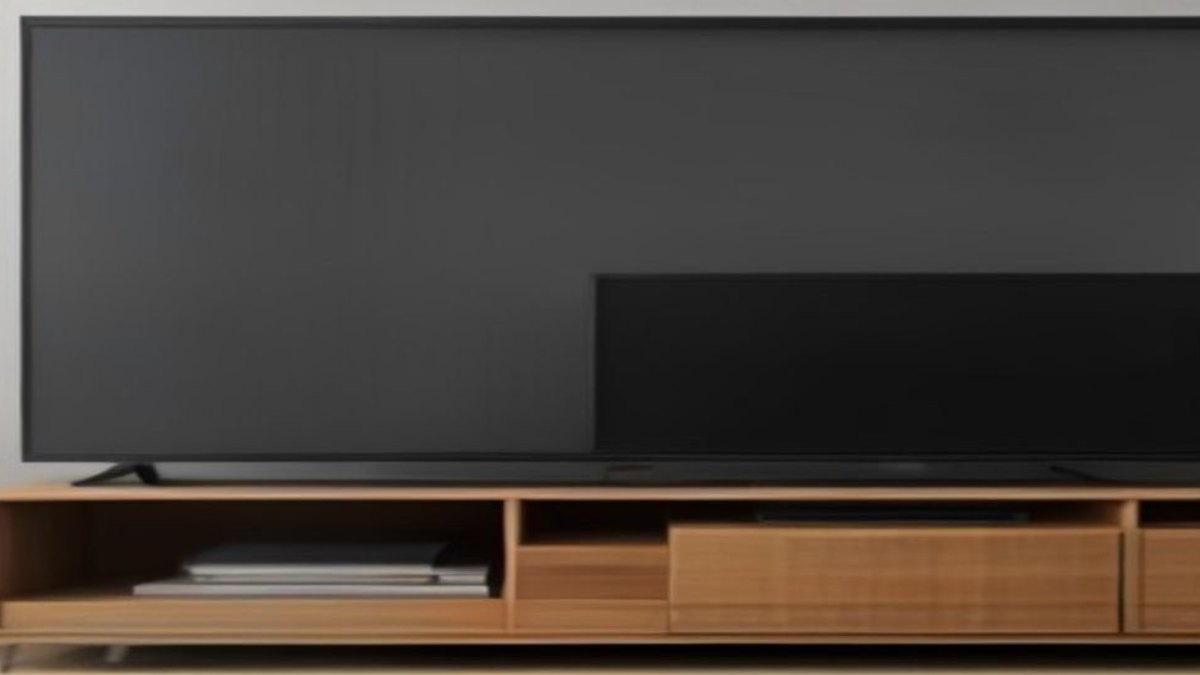 TV Box compacta ao lado do controle remoto com aplicativo de IPTV leve em execução na TV